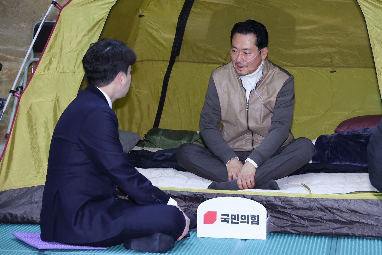장동혁 국민의힘 대표가 21일 서울 여의도 국회 로텐더홀에 마련된 단식 농성장에서 이준석 개혁신당 대표를 만나고 있다. 뉴스1
