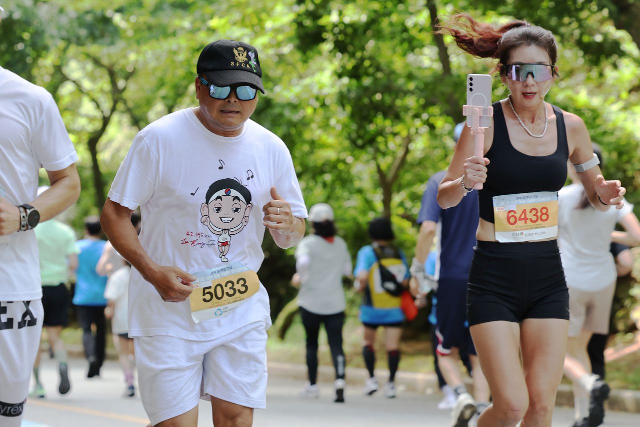 마라토너 이봉주가 지난해 6월 29일 충남 천안시 천안독립기념관에서 열린 광복80주년 기념 제1회 천안독립기념관마톤 대회 5km 부문에 참석해 열심히 달리고 있다. 이봉주 선수는 5km 25분대에 완주했다. 뉴시스