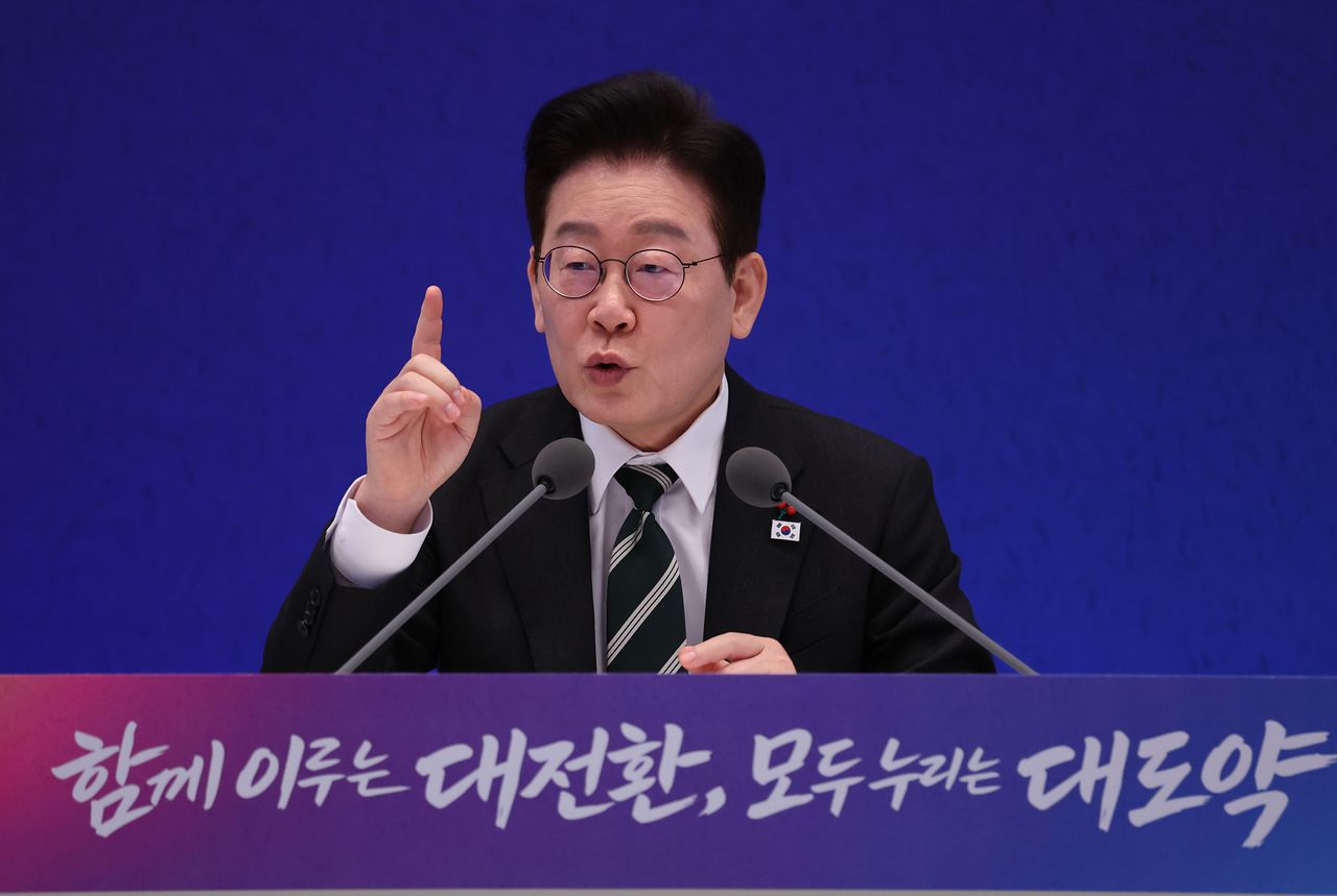 이재명 대통령이 21일 청와대 영빈관에서 2026 신년 기자회견 '함께 이루는 대전환, 모두 누리는 대도약'에서 기자의 질문에 답하고 있다. 전민규 기자