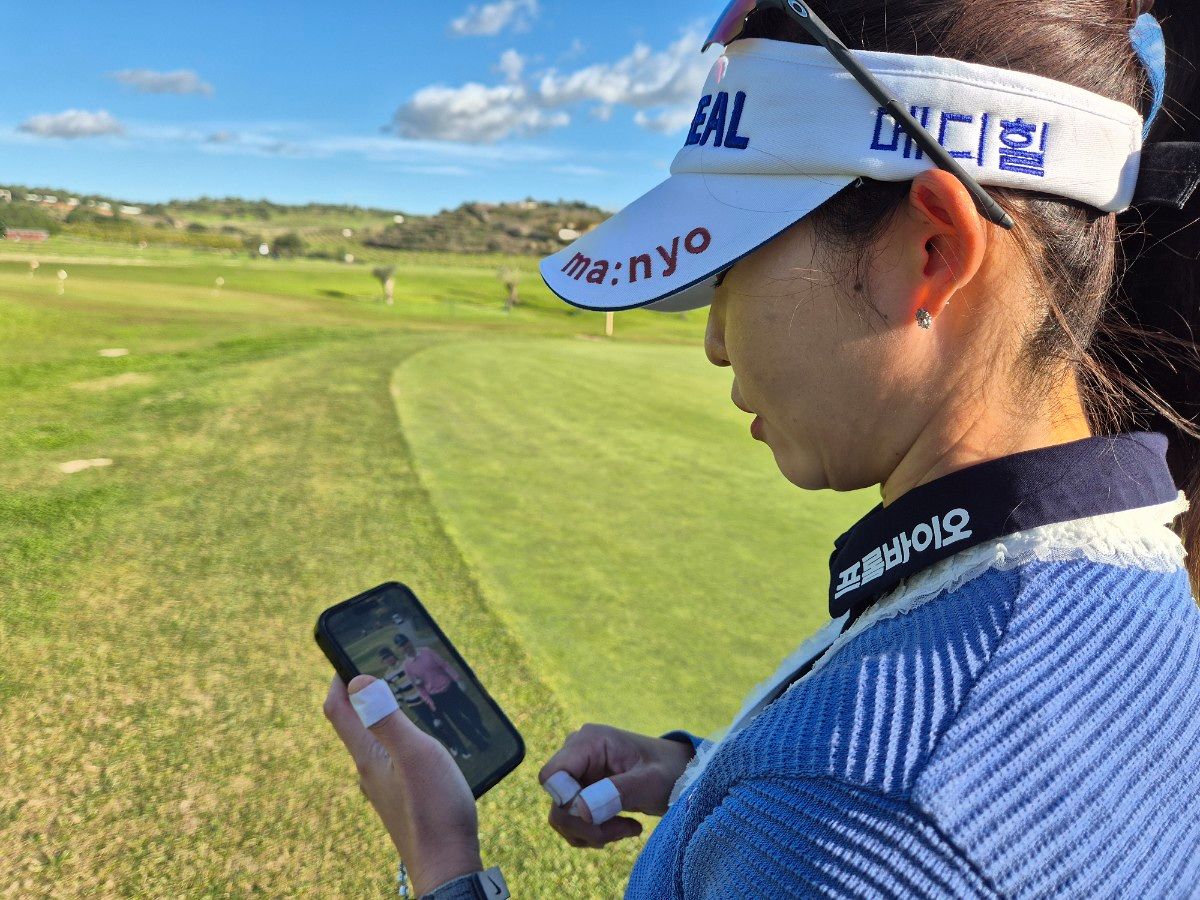 아버지의 사진을 보고 있는 배소현. 성호준 기자