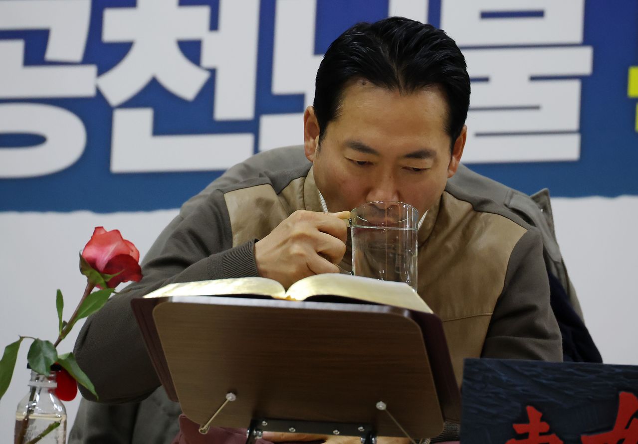 통일교·공천헌금 '쌍특검' 수용을 요구하며 단식 7일 차를 맞은 장동혁 국민의힘 대표가 21일 서울 여의도 국회 로텐더홀 단식 농성장에서 물로 목을 축이고 있다. 연합뉴스