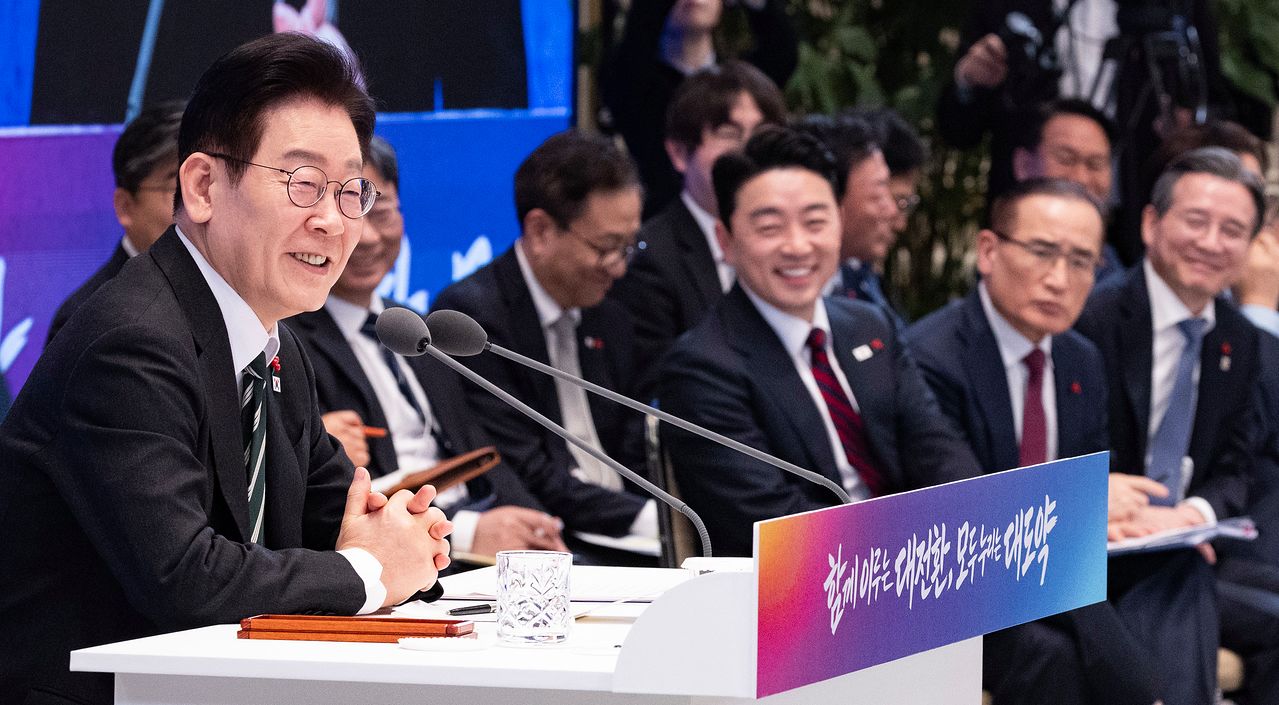 이재명 대통령이 21일 오전 청와대 영빈관에서 열린 2026 신년 기자회견에서 취재진 질의에 답변하며 웃고 있다. 청와대사진기자단