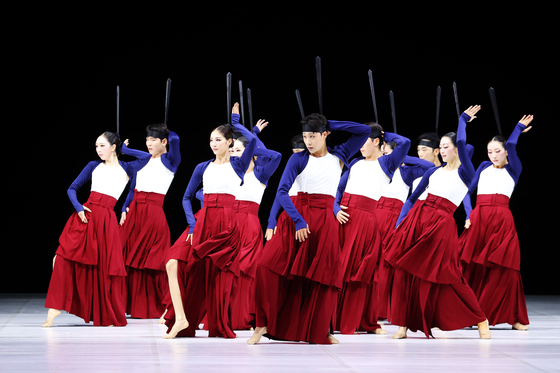 '일무'가 한국 무용 최초로 미국 베시 어워드 수상작으로 이름을 올렸다. 연합뉴스