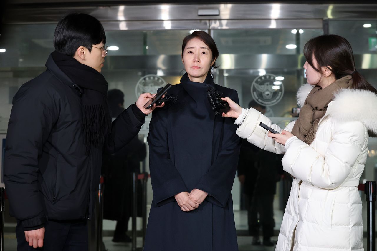 공천헌금 1억원 수수 의혹을 받고 있는 강선우 무소속 의원이 21일 오전 서울 마포구 서울경찰청 공공범죄수사대에 조사를 마치고 밖으로 나서며 취재진의 질문에 답하고 있다. 뉴시스