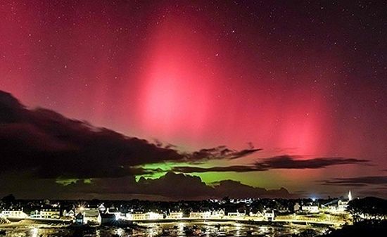 프랑스 서부에서 나타난 오로라. AFP=연합뉴스