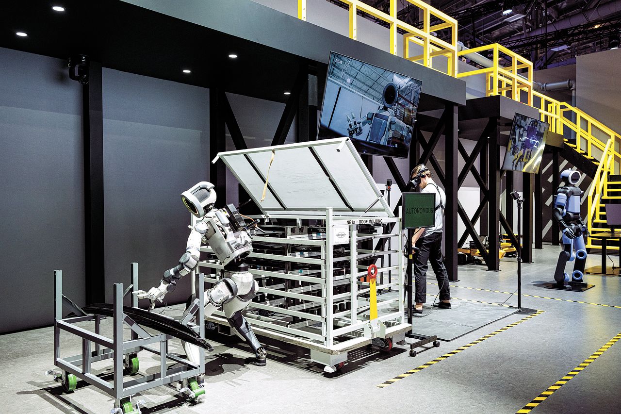 지난 18일 CES 2026 현대차그룹 전시관에서 휴머노이드 로봇 아틀라스가 자동차 부품을 옮기는 작업을 시연하고 있다. 연합뉴스