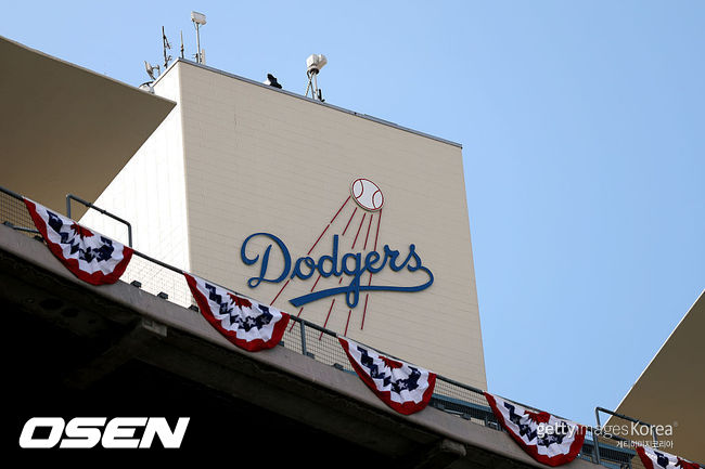 [사진] 다저스 소식을 전하는 ‘다저스네이션’은 19일(이하 한국시간) “브루클린 다저스는 지난 1957년 1월 5일 77만 5000달러에 컨베어 440 메트로폴리탄 여객기를 구입하면서 프로 스포츠팀 최초로 비행기를 구매해 역사에 이름을 남겼다”고 다저스 역사를 살폈다.ⓒGettyimages(무단전재 및 재배포 금지)