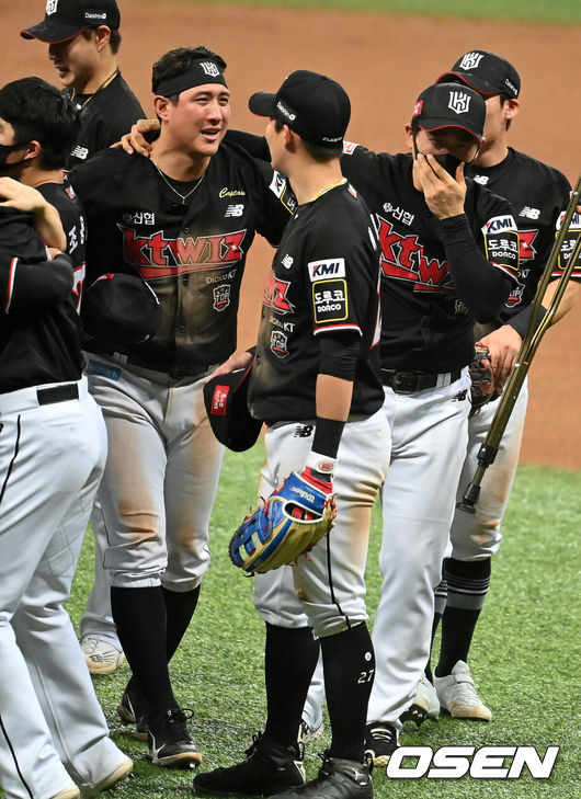 [OSEN=고척, 지형준 기자] KT 위즈가 창단 첫 한국시리즈 우승을 차지했다.KT는18일 서울 고척 스카이돔에서 열린 한국시리즈 4차전 두산과의 경기에서 8-4로 승리했다.이로써 KT는 1~4차전을 모두 승리하면서 4전승 퍼펙트 우승을 달성했다. 7년 연속 한국시리즈에 진출한 두산은 역대 9번째로 4전패 준우승 팀이 됐다.경기를 마치고 KT 황재균, 박경수가 우승을 기뻐하고 있다. 2021.11.18 /jpnews@osen.co.kr