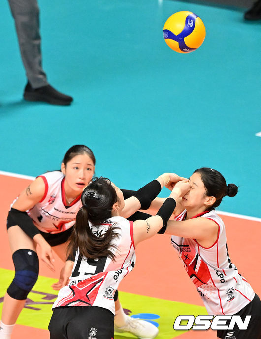 최서현이 디그를 위해 움켜쥔 손이 박혜민의 코를 정통으로 강타