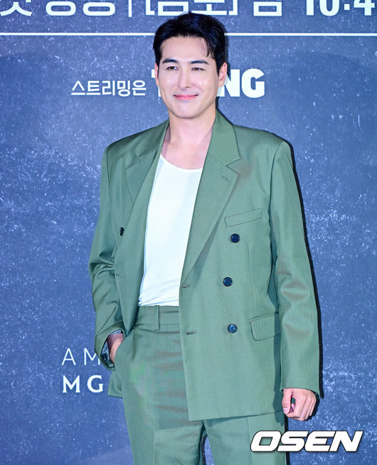 [OSEN=지형준 기자] 21일 서울 용산구 CGV 용산아이파크몰에서 아마존프라임 시리즈 ‘버터플라이’ 내한 기자간담회가 열렸다.동명 베스트셀러 그래픽 노블을 원작으로 한 ‘버터플라이(Butterfly)’는 전직 미 정보요원 데이비드 정(대니얼 대 킴)과 그를 제거하기 위해 파견된 현직 요원 레베카(레이나 하디스티)의 숨 막히는 추격전을 그린다.'로스트'의 글로벌 스타 대니얼 대 킴(Daniel Dae Kim)이 제작과 주연을 맡았고, 여기에 김태희, 박해수, 김나윤, 김지훈, 성동일, 이일화 등 한국 스타 배우가 대거 합류했다. 또한 서울의 랜드마크인 한강, 청계천, 종로, 여의도 등에서 주요 장면을 촬영하고, 예고편에 방탄소년단 제이홉의 솔로곡 ‘왓 이프(What If)’을 사용하는 등 ‘한국을 제대로 담은 미드’로 기대감을 높이고 있다.배우 션 리차드가 포토타임을 하고 있다. 2025.08.21. / jpnews@osen.co.kr