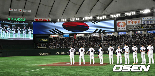 [OSEN=도쿄(일본), 조은정 기자] 16일 오후 일본 도쿄돔에서  ‘2025 NAVER K-BASEBALL SERIES’ 대한민국과 일본의 2차전 경기가 열렸다.한국은 정우주, 일본은 카네마루 유메토를 선발투수로 내세웠다.한국 대표팀이 애국가를 부르고 있다.  2025.11.16 /cej@osen.co.kr