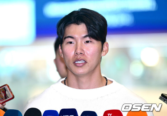 [OSEN=인천공항, 최규한 기자] 미국 메이저리그 LA 다저스 김혜성이 2026 시즌을 위해 21일 오후 인천공항을 통해 미국으로 출국했다.2026 WBC 야구국가대표팀 1차 전지훈련에 참가한 김혜성은 지난 20일 귀국 후 미국으로 건너가 새 시즌 준비를 이어간다.김혜성이 출국을 앞두고 취재진과 인터뷰를 하고 있다. 2026.01.21 / dreamer@osen.co.kr