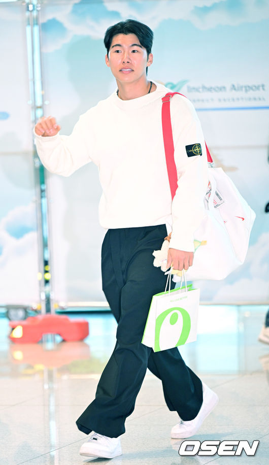 [OSEN=인천공항, 최규한 기자] 미국 메이저리그 LA 다저스 김혜성이 2026 시즌을 위해 21일 오후 인천공항을 통해 미국으로 출국했다.2026 WBC 야구국가대표팀 1차 전지훈련에 참가한 김혜성은 지난 20일 귀국 후 미국으로 건너가 새 시즌 준비를 이어간다.김혜성이 출국장에 들어서고 있다. 2026.01.21 / dreamer@osen.co.kr