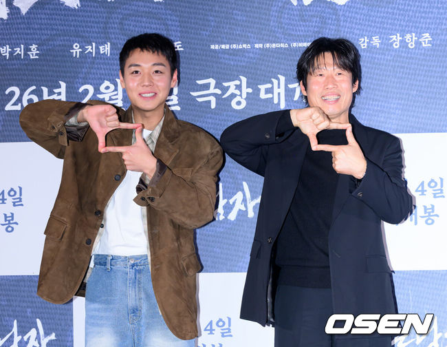 [OSEN=이대선 기자] 21일 오후 서울 강남구 메가박스 코엑스에서 영화 ‘왕과 사는 남자’ 언론시사회가 열렸다.'왕과 사는 남자'는 1457년 청령포, 마을의 부흥을 위해 유배지를 자처한 촌장과 왕위에서 쫓겨나 유배된 어린 선왕의 사연을 그린 작품으로 2월 4일 개봉한다.배우 박지훈, 유해진이 포토타임을 가지고 있다. 2026.01.21 /sunday@osen.co.kr