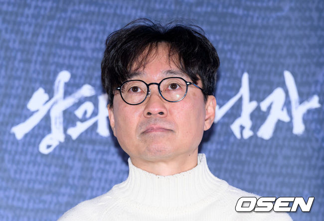 [OSEN=이대선 기자] 21일 오후 서울 강남구 메가박스 코엑스에서 영화 ‘왕과 사는 남자’ 언론시사회가 열렸다.'왕과 사는 남자'는 1457년 청령포, 마을의 부흥을 위해 유배지를 자처한 촌장과 왕위에서 쫓겨나 유배된 어린 선왕의 사연을 그린 작품으로 2월 4일 개봉한다.장항준 감독이 취재진의 질문을 듣고 있다. 2026.01.21 /sunday@osen.co.kr