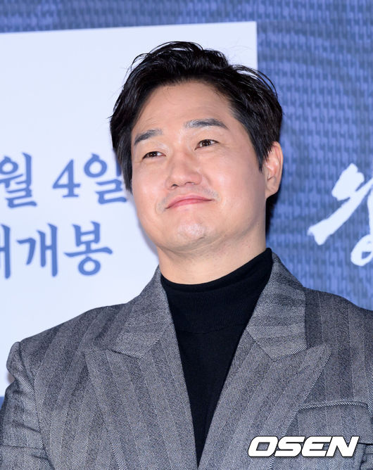 [OSEN=이대선 기자] 21일 오후 서울 강남구 메가박스 코엑스에서 영화 ‘왕과 사는 남자’ 언론시사회가 열렸다.'왕과 사는 남자'는 1457년 청령포, 마을의 부흥을 위해 유배지를 자처한 촌장과 왕위에서 쫓겨나 유배된 어린 선왕의 사연을 그린 작품으로 2월 4일 개봉한다.배우 유지태가 취재진의 질문을 듣고 있다. 2026.01.21 /sunday@osen.co.kr