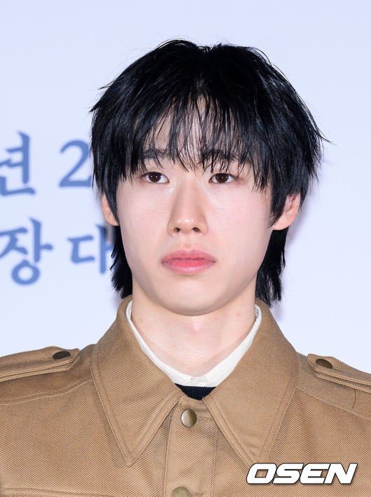 [OSEN=이대선 기자] 21일 오후 서울 강남구 메가박스 코엑스에서 영화 ‘왕과 사는 남자’ 언론시사회가 열렸다.'왕과 사는 남자'는 1457년 청령포, 마을의 부흥을 위해 유배지를 자처한 촌장과 왕위에서 쫓겨나 유배된 어린 선왕의 사연을 그린 작품으로 2월 4일 개봉한다.배우 김민이 취재진의 질문을 듣고 있다. 2026.01.21 /sunday@osen.co.kr