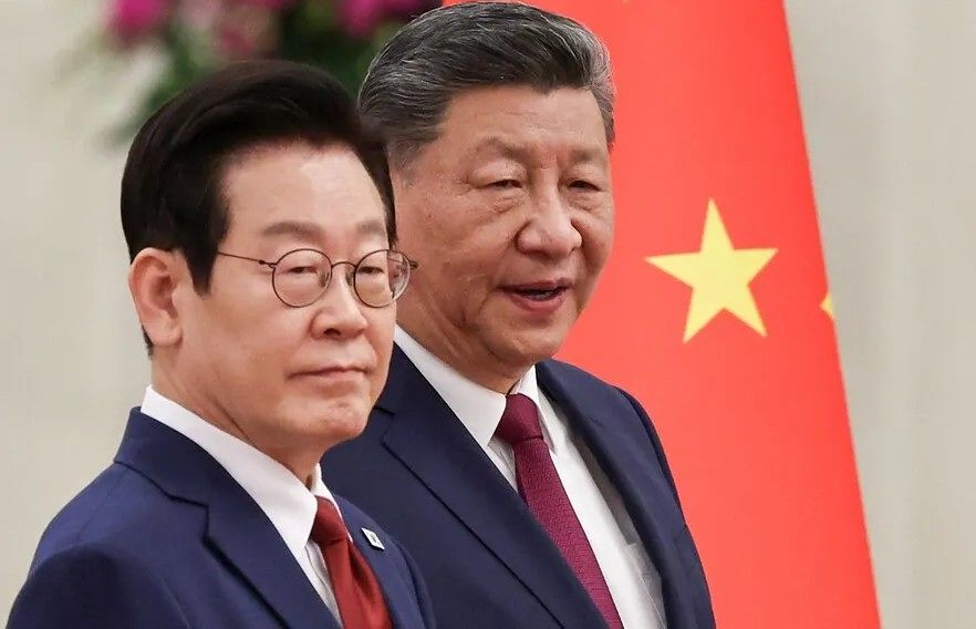 이재명 대통령과 시진핑 중국 국가주석이 5일 베이징 인민대회당에서 열린 이 대통령 공식환영식에서 의장대를 사열하고 있다. 연합뉴스