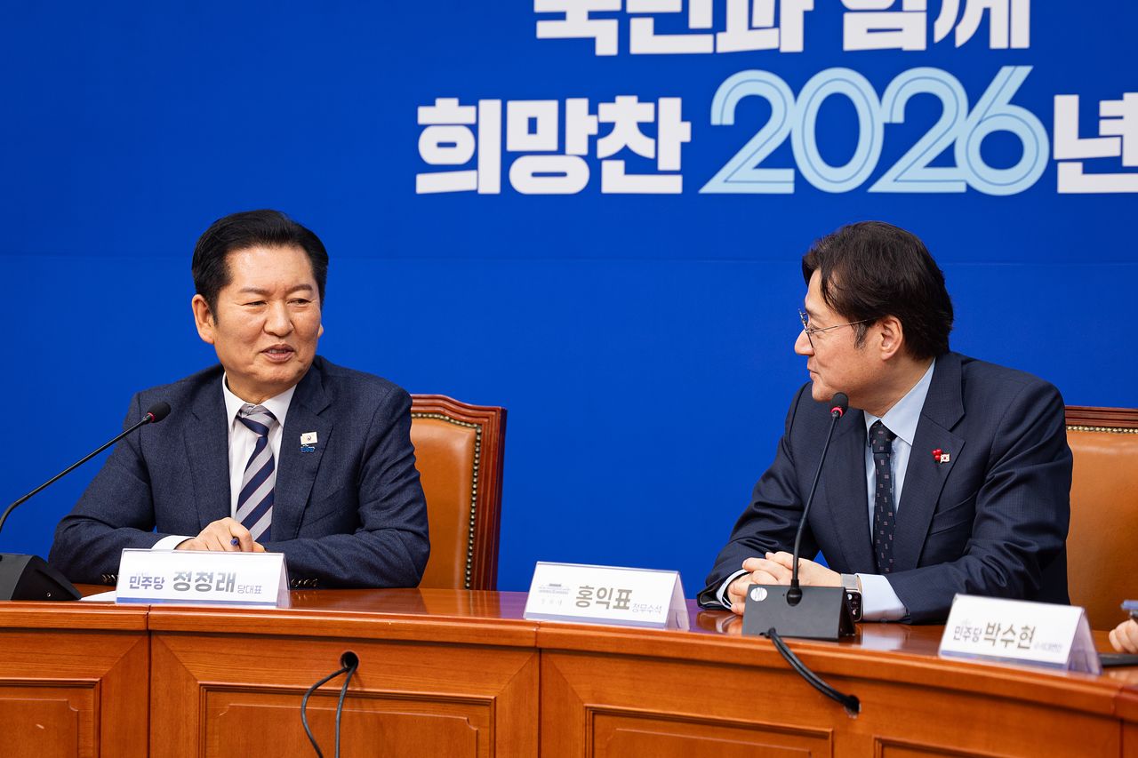 홍익표 청와대 신임 정무수석이 21일 서울 여의도 국회에서 정청래 더불어민주당 대표를 예방하고 있다. 뉴스1