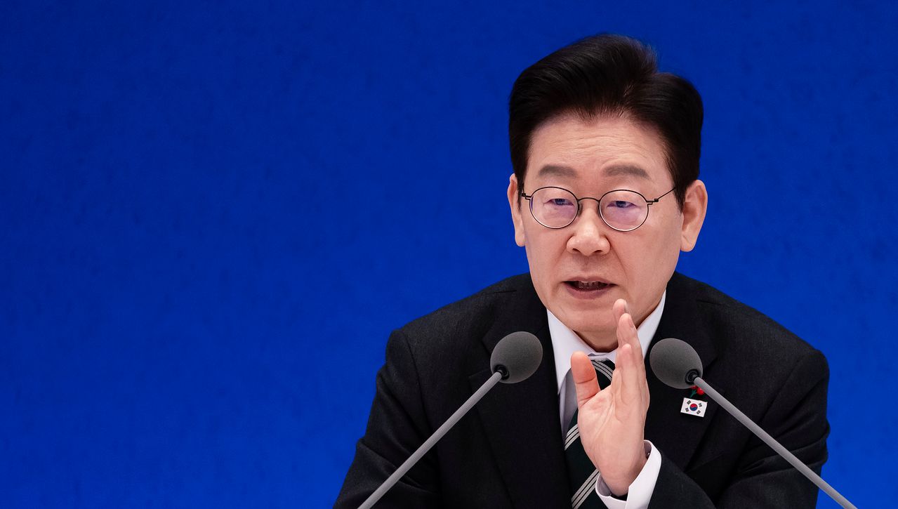 이재명 대통령이 21일 오전 청와대 영빈관에서 열린 2026 신년 기자회견에서 취재진 질의에 답변하고 있다. 청와대사진기자단