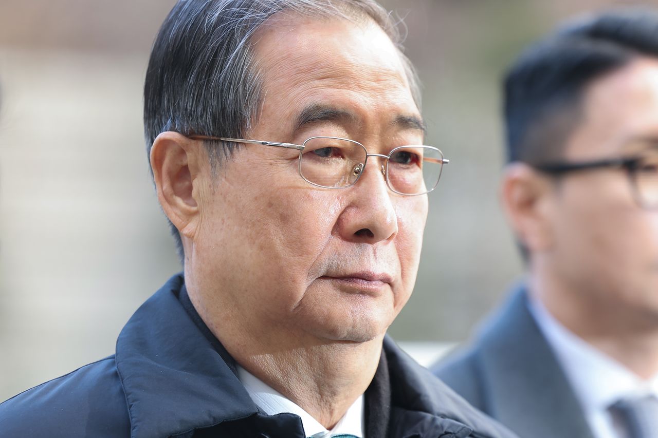 내란 우두머리 방조 혐의를 받는 한덕수 전 국무총리가 21일 서울중앙지법에서 열린 1심 선고 공판에 출석하기 위해 법정으로 향하고 있다. 연합뉴스