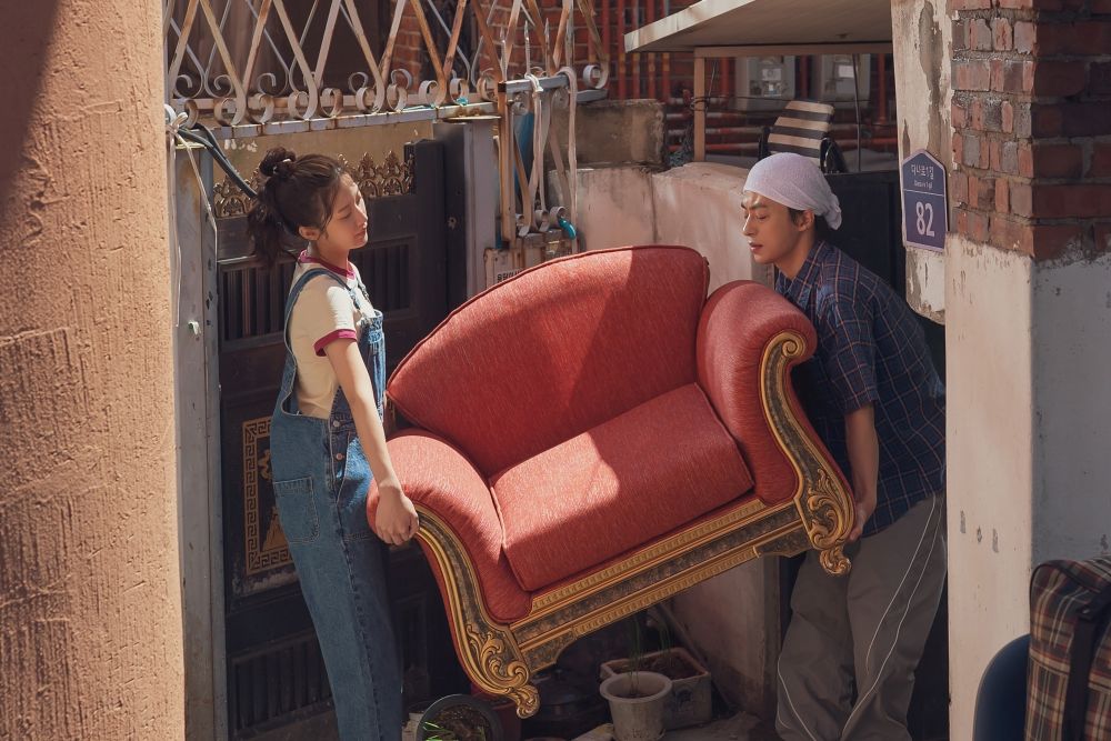 영화 '만약에 우리'에서 연인 사이인 은호(구교환)와 정원(문가영)이 함께 이삿짐을 나르고 있다. 사진 쇼박스 