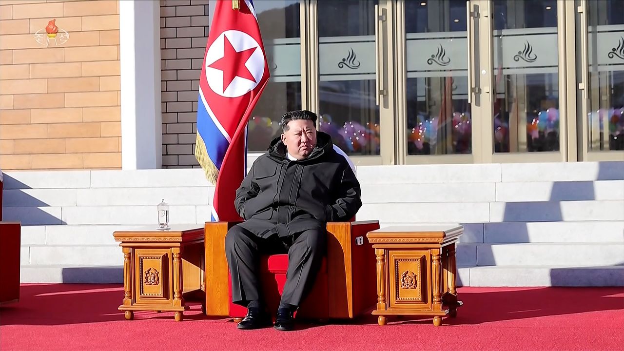 김정은 북한 국무위원장이 지난 20일 함경북도 경성군 온포근로자휴양소 준공식에 참석해 준공 테이프를 끊었다고 조선중앙TV가 21일 보도했다. 조선중앙TV 화면