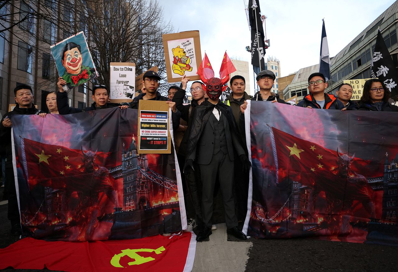 영국 런던 로열 민트 코트 인근에서 17일(현지시간) 시위대가 초대형 중국 대사관 건립 계획에 반대하는 시위를 벌이고 있다. 로이터=연합뉴스
