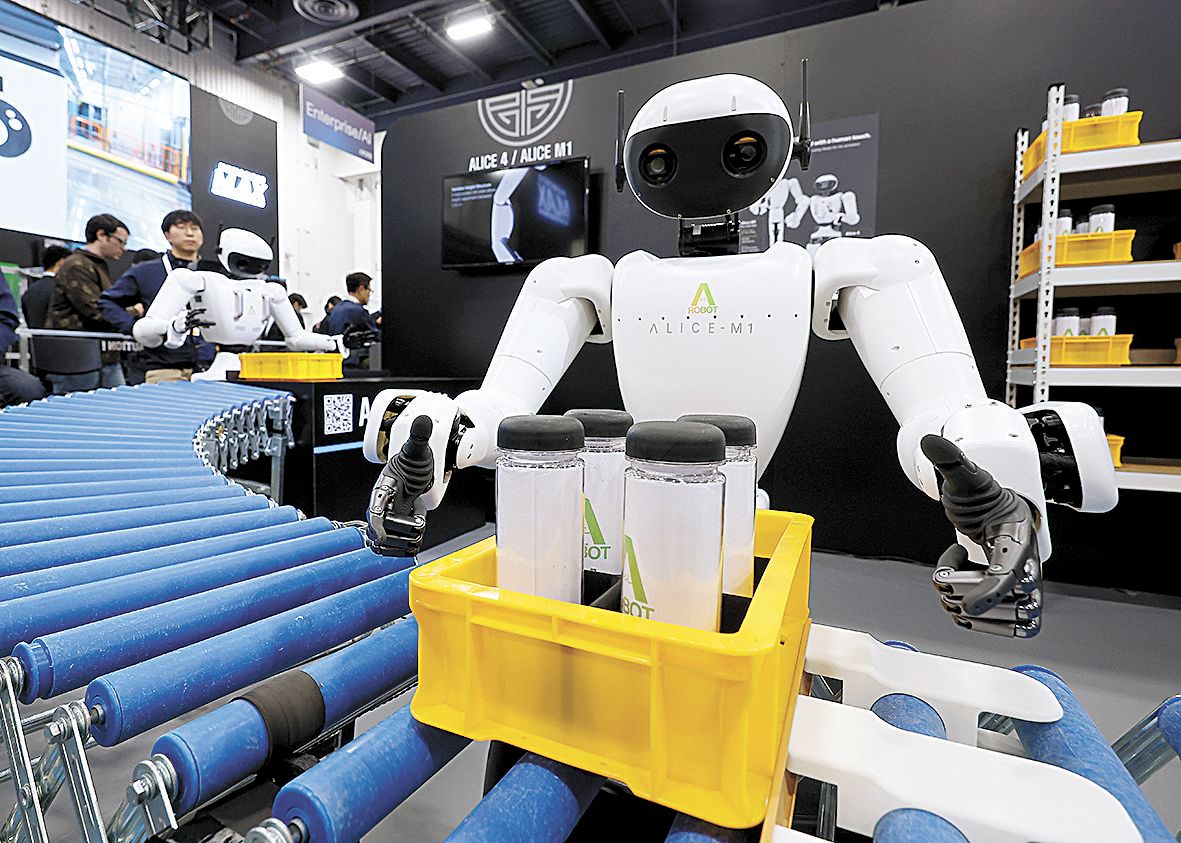 지난 6일(현지시간) 미국 네바다주 라스베이거스 컨벤션센터(LVCC)에 한국 로봇 업체 에이로봇의 '앨리스'가 물건 이송을 시연하고 있다. 연합뉴스