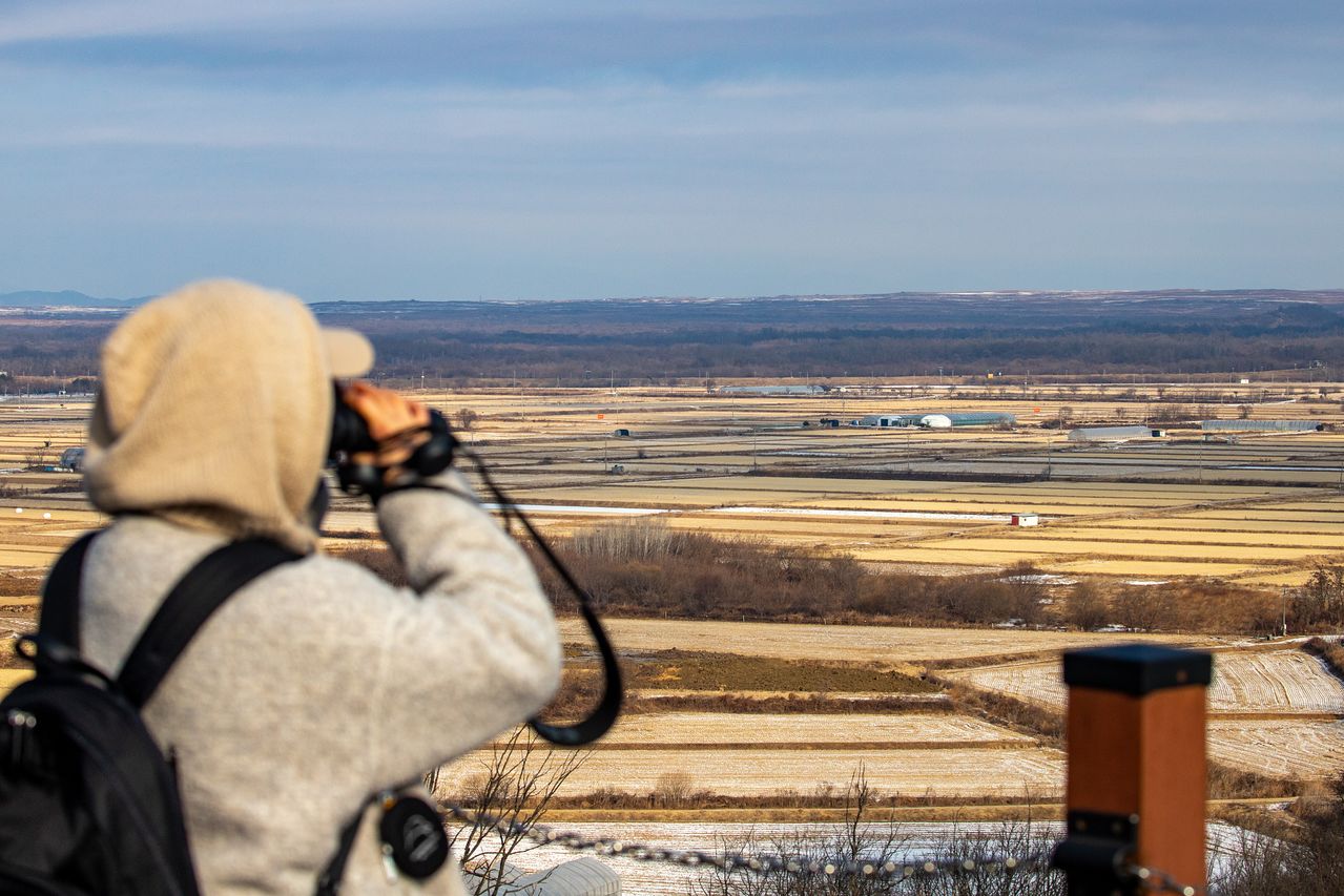 아이스크림 고지 전망대에 오르면 비무장지대와 북한 땅이 훤히 보인다.