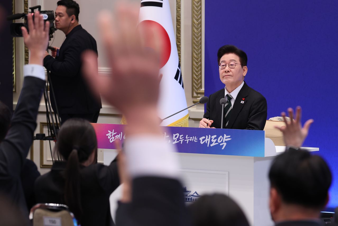 이재명 대통령이 21일 청와대 영빈관에서 2026 신년 기자회견 '함께 이루는 대전환, 모두 누리는 대도약'에서 기자의 질문을 받고 있다. 청와대사진기자단