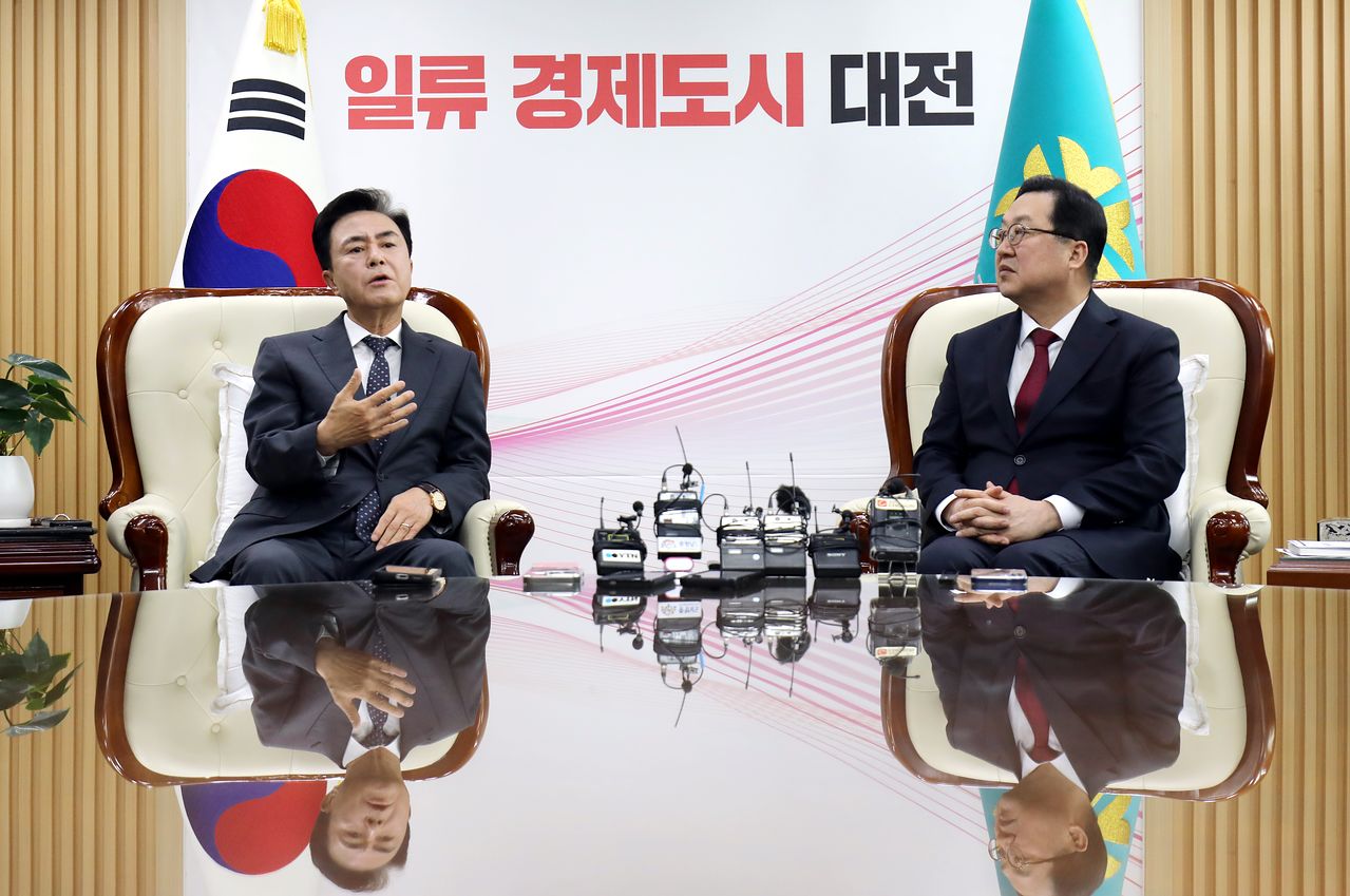 이장우 대전시장과 김태흠 충남도지사가 21일 대전시청에서 대전·충남 행정통합 관련 긴급 회동을 갖고 있다. 김성태 객원기자