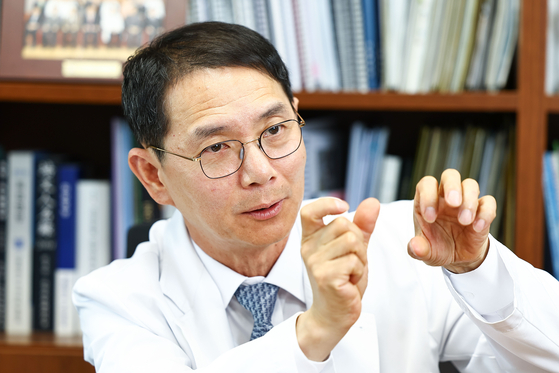 곽철 비뇨의학과 교수가 서울대병원 의생명연구원에서 중앙일보와 인터뷰 하고 있다. 김종호 기자