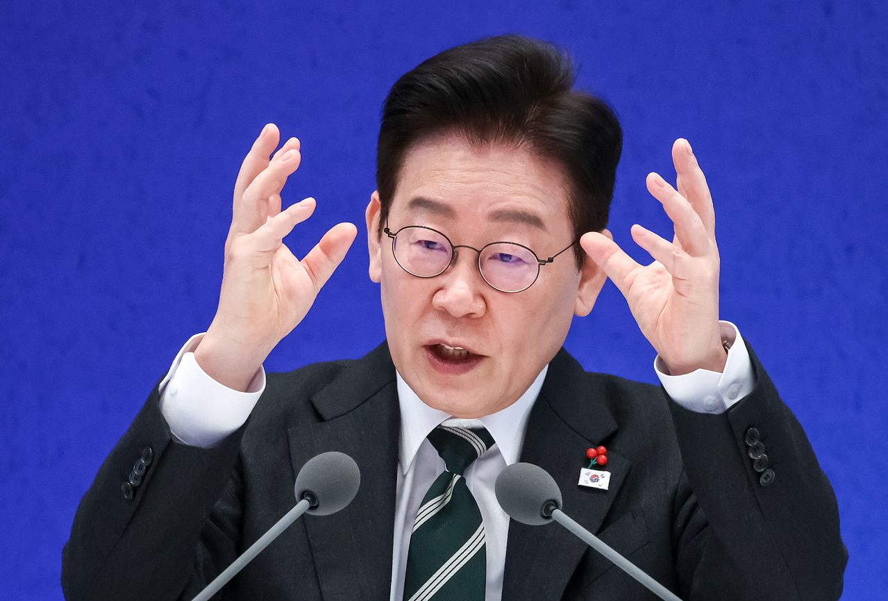 이재명 대통령이 21일 청와대 영빈관에서 2026 신년 기자회견 '함께 이루는 대전환, 모두 누리는 대도약'에서 기자의 질문에 답하고 있다. 전민규 기자