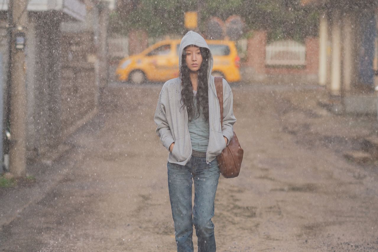 영화 '만약에 우리'에서 정원(문가영)이 은호(구교환)와 이별한 뒤 홀로 빗속을 걸어가고 있다. 사진 쇼박스
