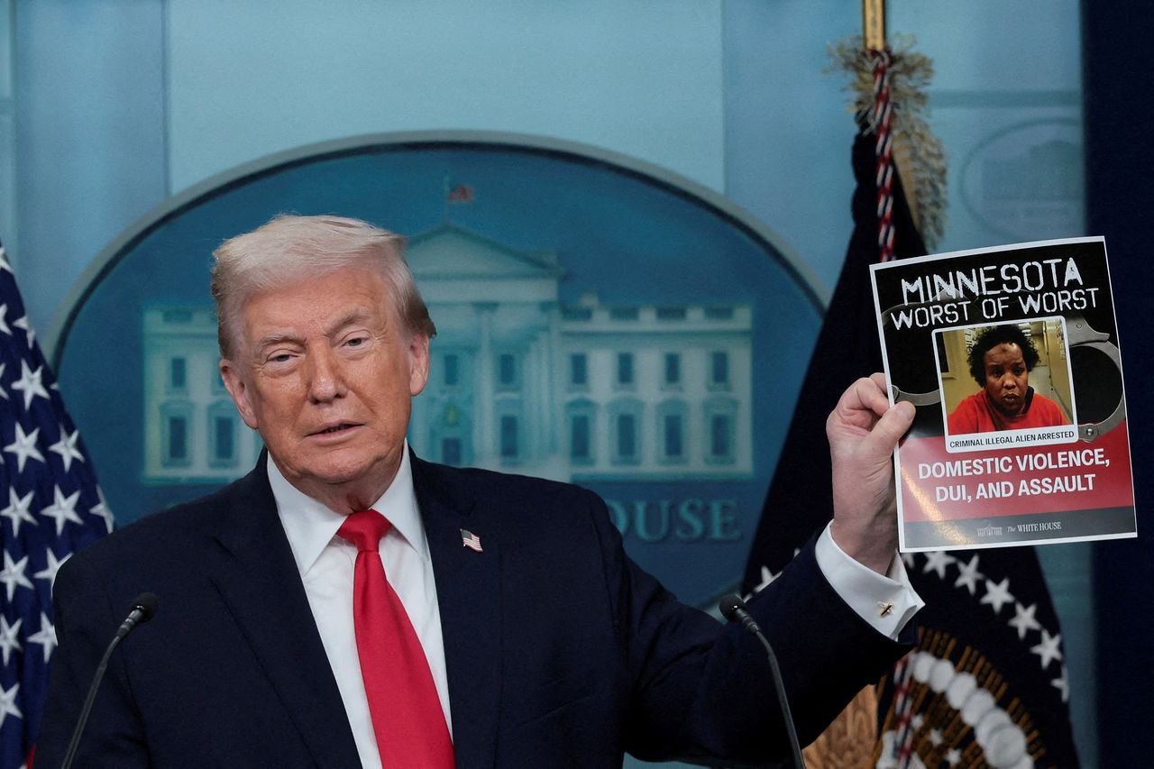 도널드 트럼프 미국 대통령이 20일(현지시간) 백악관에서 진행한 취임 1주년 기자회견에서 기자들의 질문에 답하고 있다. 로이터=연합뉴스