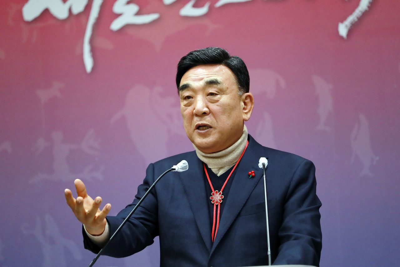 김두겸 울산시장이 21일 시청 프레스센터에서 정부의 ‘5극3특 국가균형발전 전략’과 최근 논의되고 있는 시·도 간 광역 행정통합과 관련해 울산시의 기본 입장을 밝히고 있다. 사진 울산시