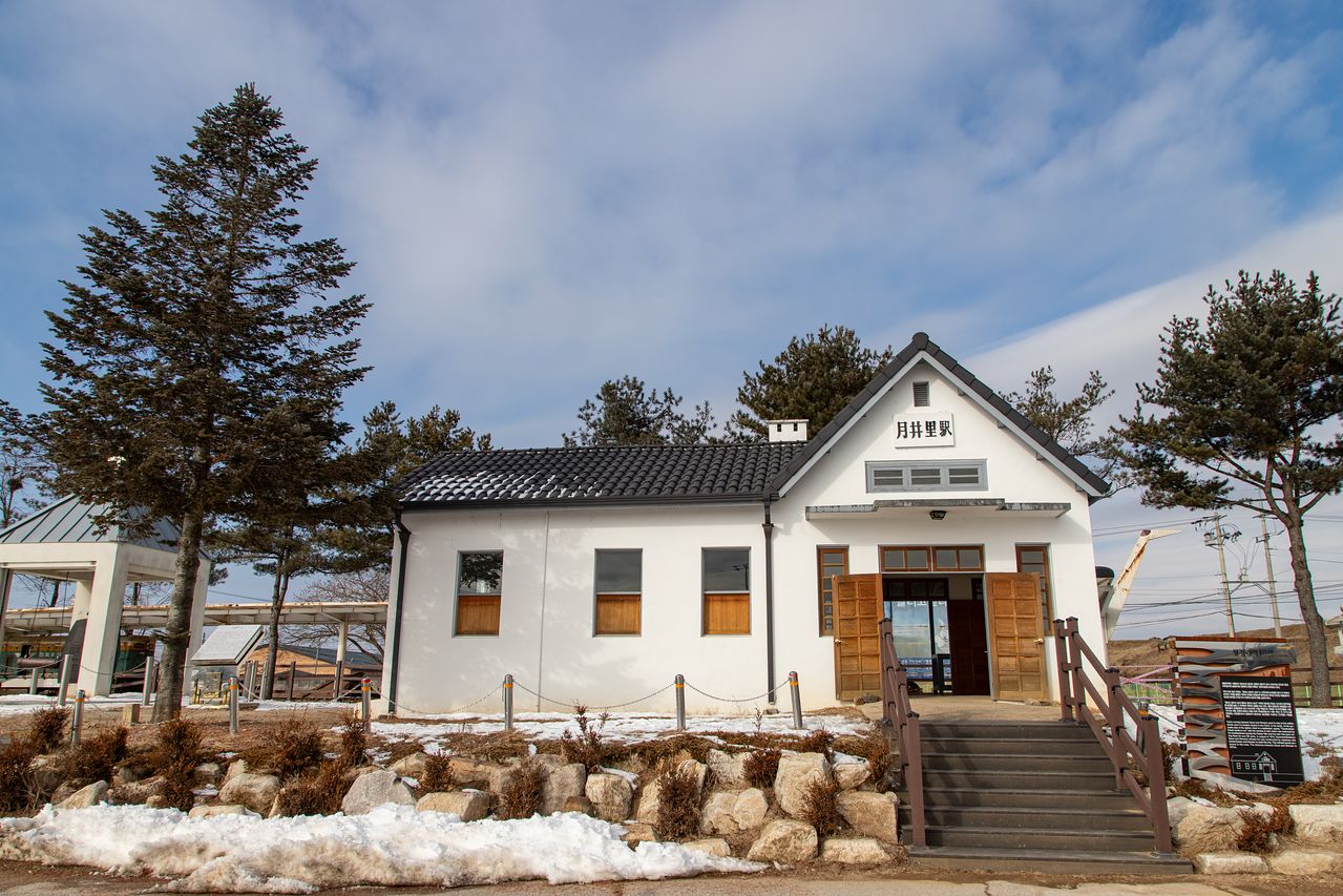 경원선의 간이역이었던 월정리역. 두루미 탐조 관광 1코스에 참가하면 방문하는 평화관광지다.