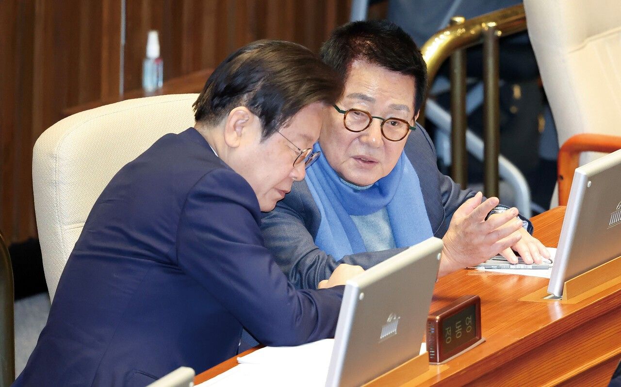 박지원 의원은 이재명 대통령의 정치적 감각은 물론 외교적 역량도 높이 평가했다. 사진은 이재명 대통령이 민주당 대표로 있던 2024년 12월, 국회 본회의장에서 박지원 의원과 논의하는 장면. 김성룡 기자