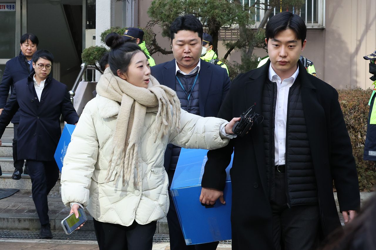 경찰이 지난 14일 공천헌금 수수 등 각종 비위 의혹을 받는 더불어민주당 김병기 의원의 자택인 서울 동작구의 한 아파트에서 압수수색을 마친 뒤 압수품 상자를 들고 나서고 있다. 연합뉴스