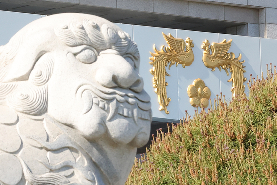 대통령 취임식을 하루 앞둔 2022년 5월 9일 대통령실 청사로 탈바꿈할 옛 국방부 청사에 대통령을 상징하는 봉황 장식이 나붙었다. 김상선기자