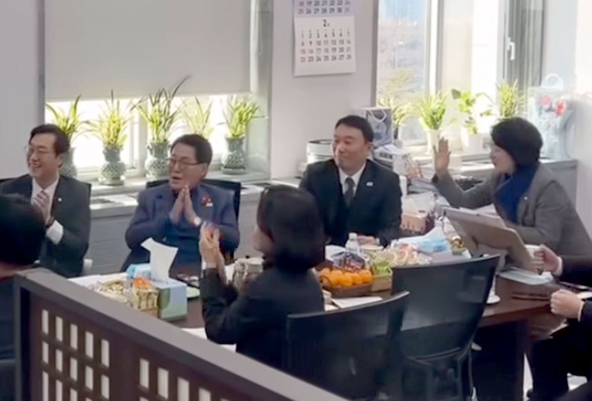 한덕수 전 국무총리 재판 생중계를 국회에 모여 지켜보던 국회 법제사법위원회 소속 의원들이 박수를 치고 있다. 사진 추미애 의원 인스타그램 캡처