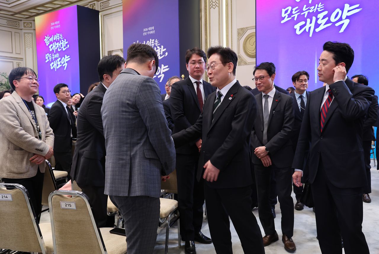 이재명 대통령이 21일 청와대 영빈관에서 2026 신년 기자회견 '함께 이루는 대전환, 모두 누리는 대도약'을 마친 뒤 회견장을 나서며 언론인들과 인사하고 있다. 전민규 기자