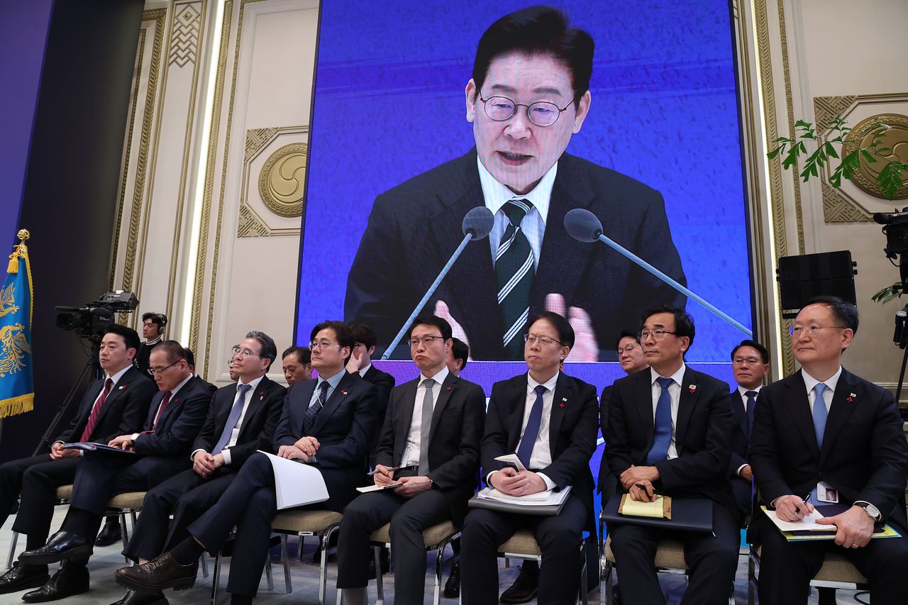 이재명 대통령이 21일 오전 청와대 영빈관에서 열린 2026 신년 기자회견에서 취재진 질문에 답하는 가운데 강훈식 대통령비서실장, 위성락 국가안보실장, 김용범 정책실장, 홍익표 정무수석, 이규연 홍보소통수석 등 청와대 참모들이 배석해 있다. 전민규 기자