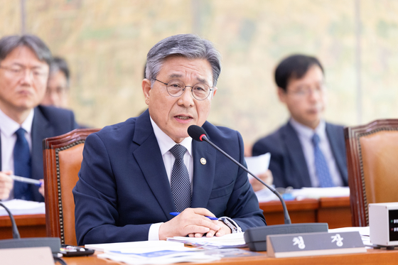 지난 10월 국정감사에 출석한 허민 국가유산청장이 의원 질의에 답변하고 있다. 뉴스1
