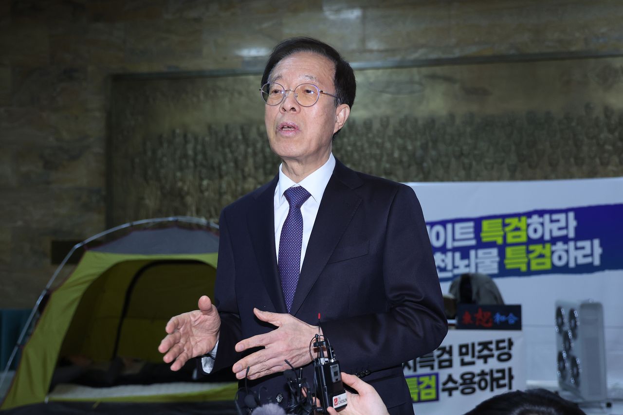 이석연 국민통합위원장이 21일 서울 여의도 국회에서 단식 농성 중인 장동혁 국민의힘 대표를 접견한 후 취재진의 질의에 답변하고 있다. 뉴스1