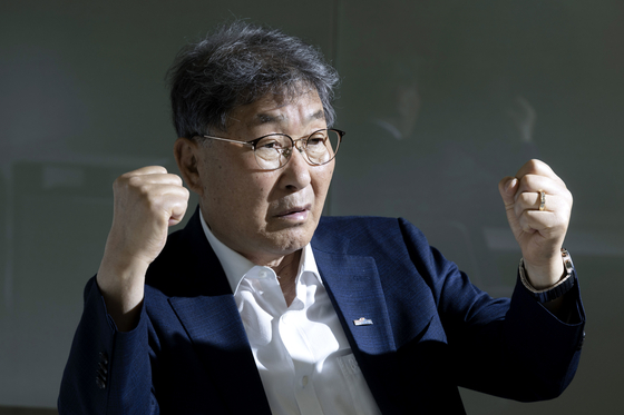 극한생존자 최성균 회장이 2024년 중앙일보와 인터뷰를 하고 있다. 장진영 기자