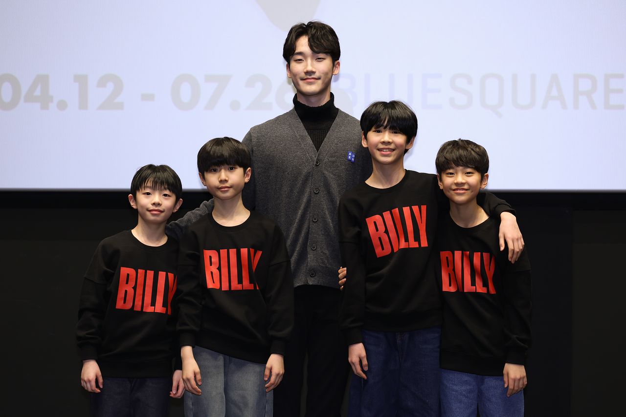 뮤지컬 '빌리 엘리어트'에서 빌리 역을 맡은 조윤우, 김우진, 임선우, 김승주, 박지후(왼쪽부터)가 21일 서울 중구 충무아트센터에서 열린 뮤지컬 '빌리 엘리어트' 기자간담회에서 포즈를 취하고 있다.연합뉴스