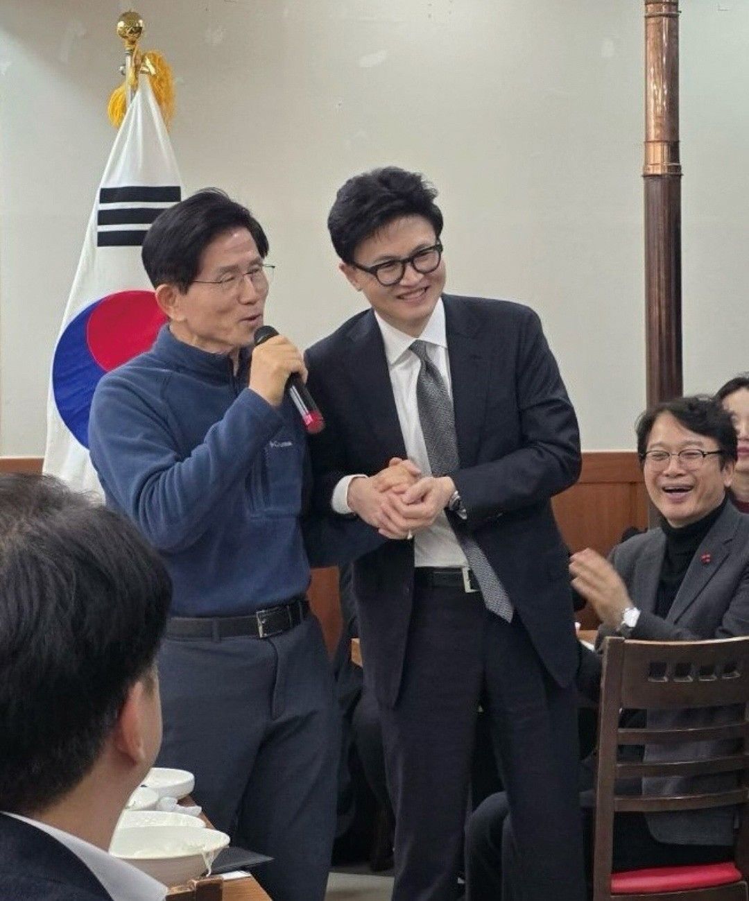 지난해 12월 국민의힘 당협위원장 모임에서 한동훈 전 대표와 함께 ‘덧샘의 정치’를 강조하는 김문수(왼쪽) 전 고용노동부 장관과 한동훈 전 국민의힘 대표. [사진 인스타그램 캡처] 