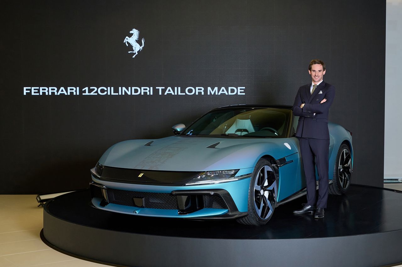 티보 뒤사라 페라리코리아 대표 옆으로 ‘12칠린드리 테일러메이드’ 차량이 보인다. 뒤사라 대표는 “서울 도심의 네온사인, 고려청자에서 영감을 얻었다”고 차량을 소개했다. [사진 페라리코리아]